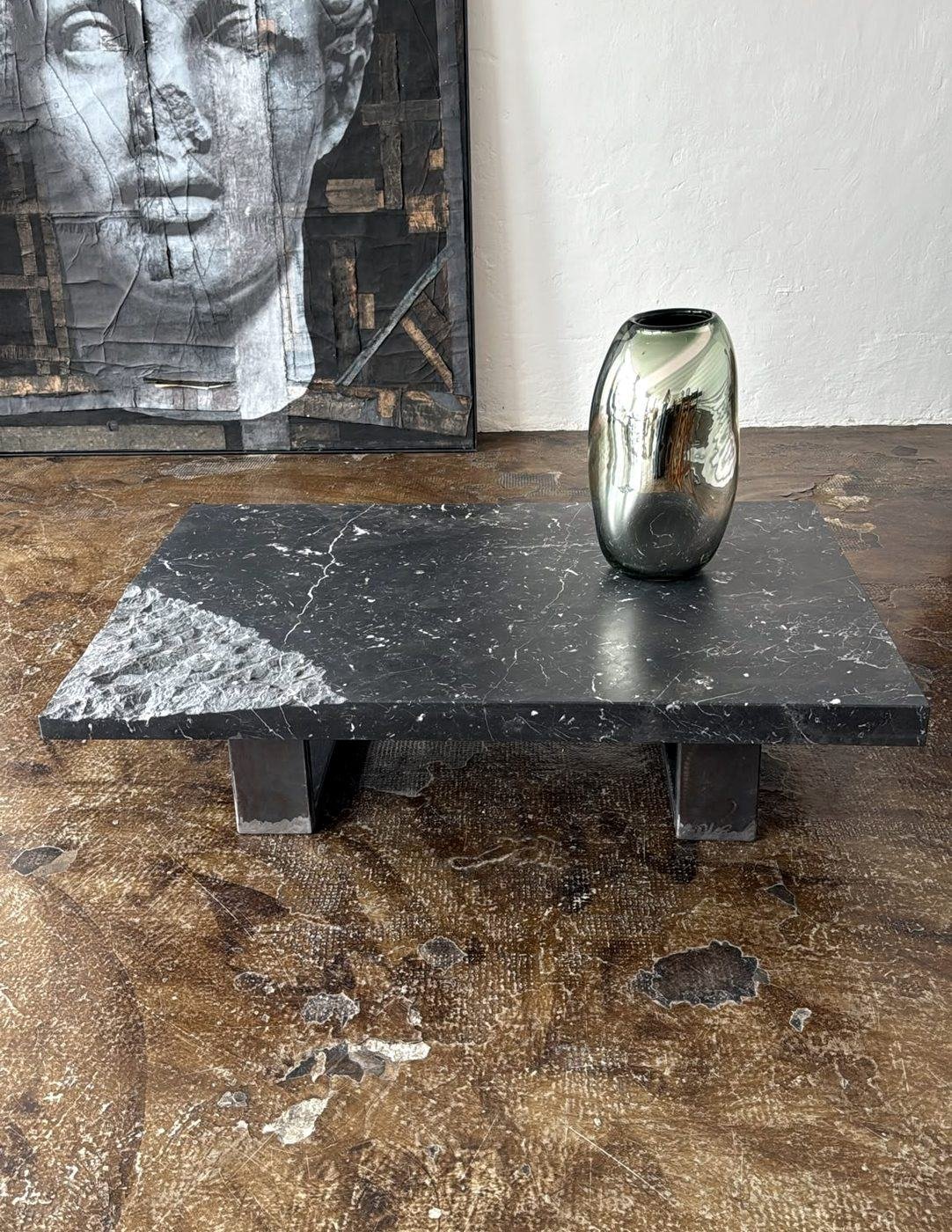 Nero Marquina marble coffee table with one rough-hewn corner, on dark steel legs, made by Studio Giannoni, Pietrasanta